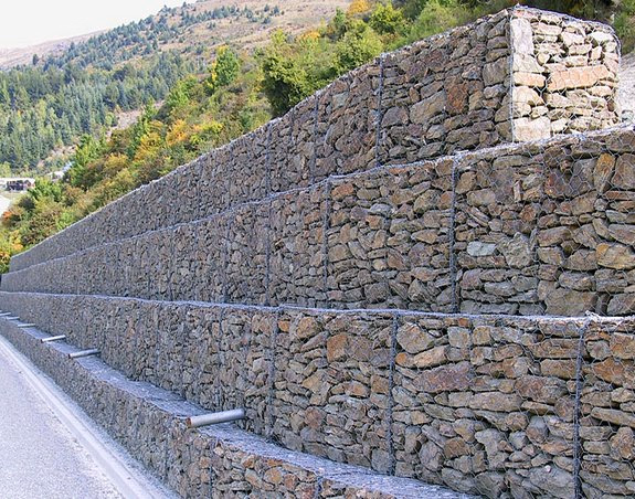 Tailed gabion